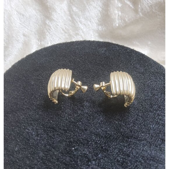 Vintage Ribbed Gold-Tone Screw back Hoop Earrings - Picture 2 of 3